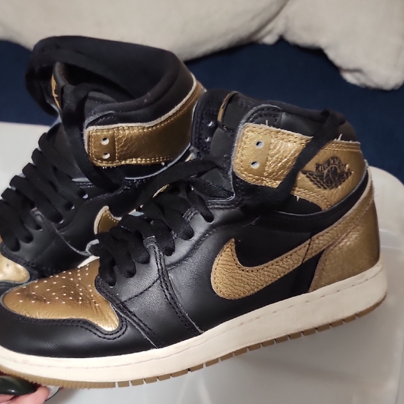 Nike Kids Sneakers Black and Gold - Picture 4 of 4